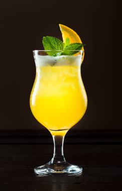 Taze kokteyl portakal ile