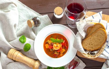 deniz mahsulleri çorbası yüksek açılı görünüş