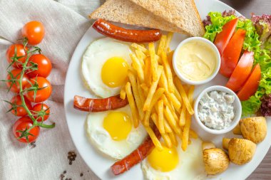 sahanda yumurta ve kahvaltıda Kızarmış sosis