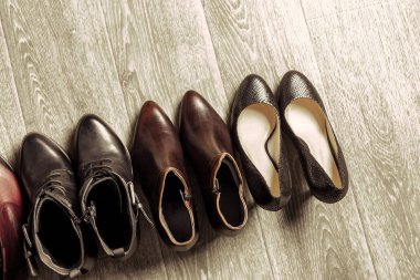 Ahşap arka plan üzerinde farklı ayakkabı kümesi 