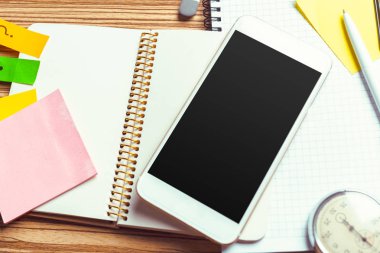 smartphone yükseltilmiş görünümünü ahşap tablo