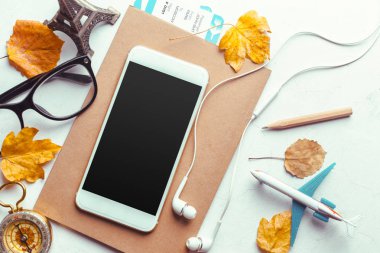 Üstten görünüm smartphone sahte şablon ile siyah ekran