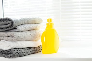 saf giysileri yıkarken sıvı ile