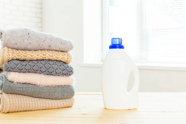 saf giysileri yıkarken sıvı ile