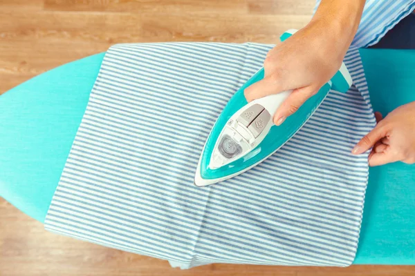 Kadın giysileri Ütü masası üzerinde Ütü Close-up