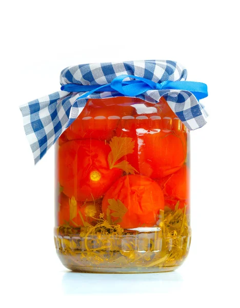 Beyaz arka plan üzerinde izole cam kavanozlarda konserve sebzeler