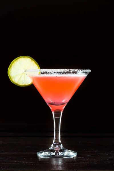 Cocktail Vermelho Vidro Sobre Fundo Preto — Fotografia de Stock