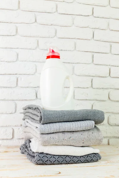 saf giysileri yıkarken sıvı ile