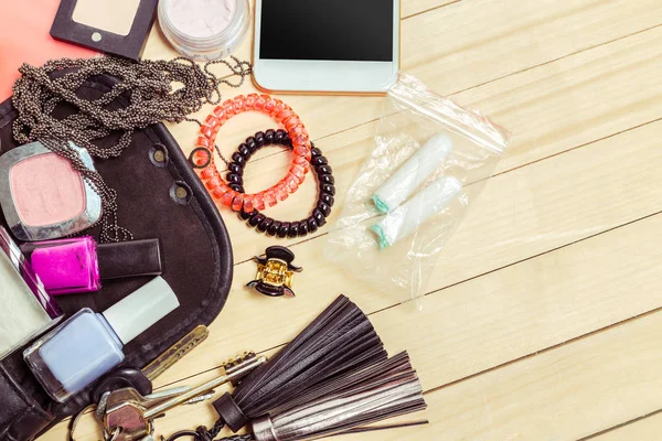 Kadınlar çanta malzeme ahşap arka plan üzerinde görüntüleyin