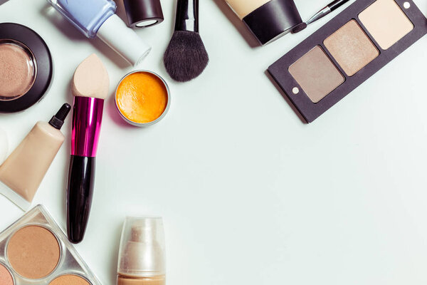 Кисти и косметика изолированы на белом фоне. Вид сверху
.
