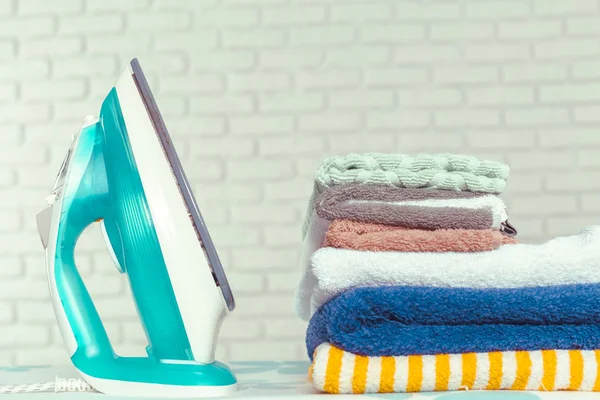 Ütü masası ışık eve iç arka plan üzerinde demir