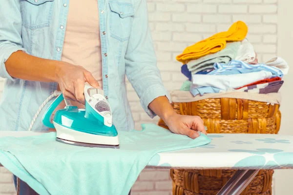 Kadın giysileri Ütü masası üzerinde Ütü Close-up