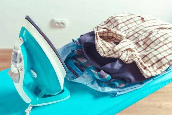 Ütü masası ışık eve iç arka plan üzerinde demir