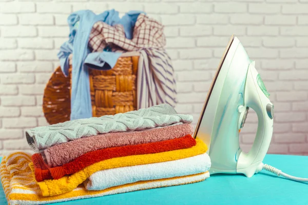 Ütü masası ışık eve iç arka plan üzerinde demir