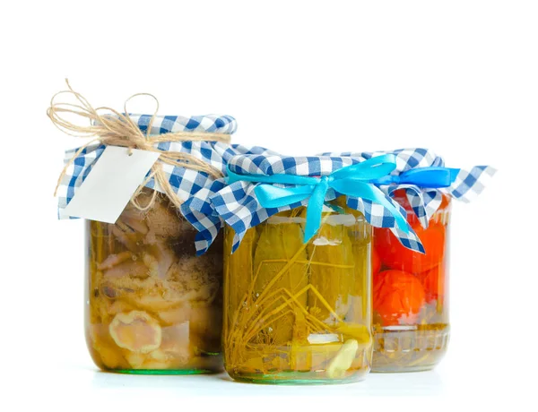Beyaz arka plan üzerinde izole cam kavanozlarda konserve sebzeler
