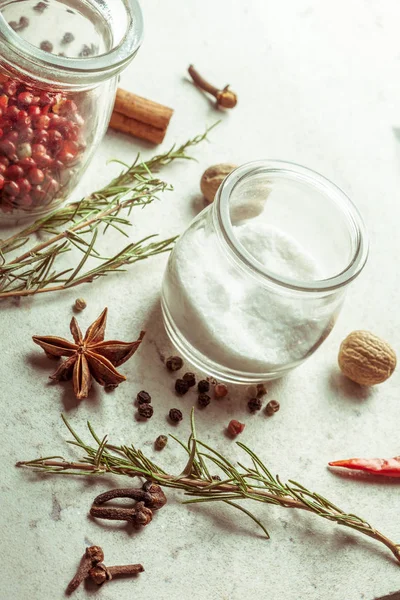 Baharat ve otlar, kapat