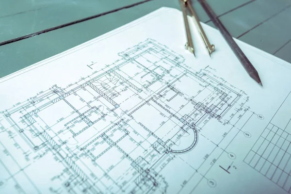 木质背景下建筑平面图的特写 — 图库照片