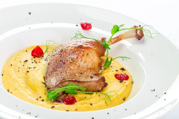 Kızarmış ördek bacak beyaz plaka üzerinde Kapat