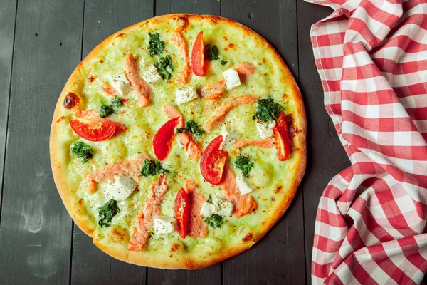 ahşap arka plan üzerinde taze lezzetli pizza