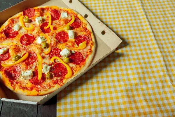 ahşap arka plan üzerinde taze lezzetli pizza