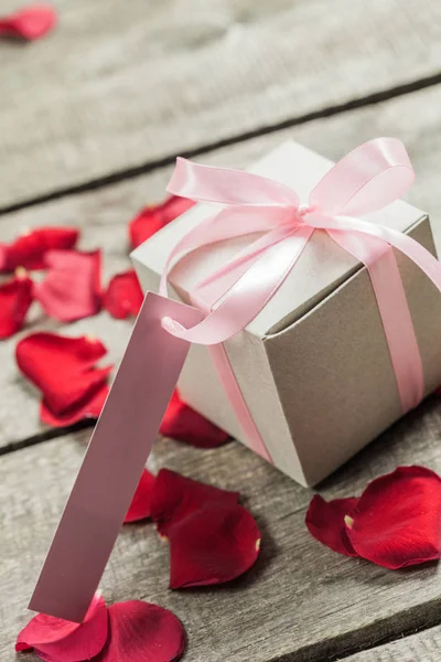 Розы Сердечки Деревянной Доске Фон Дня Святого Валентина — стоковое фото