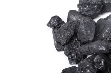 Beyaz doğal ahşap kömür göl kenarında