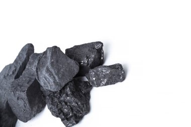 Beyaz doğal ahşap kömür göl kenarında