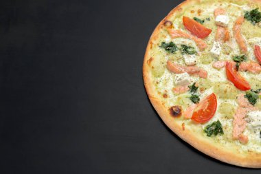 Pizza tebeşir tahtası üzerinde 