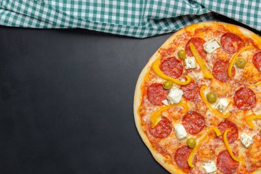 Pizza tebeşir tahtası üzerinde 