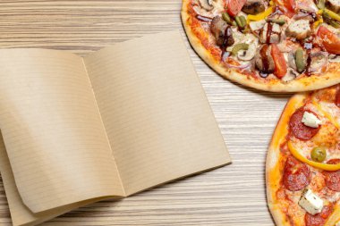 Boş kağıt kopya alanı ile pizza