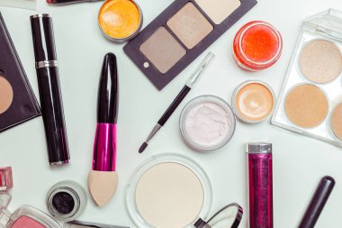 Fırçalar ve beyaz bir arka plan üzerinde izole kozmetik. Üstten Görünüm.