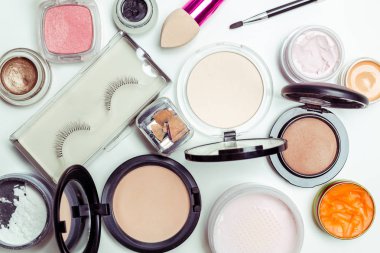 Fırçalar ve beyaz bir arka plan üzerinde izole kozmetik. Üstten Görünüm.