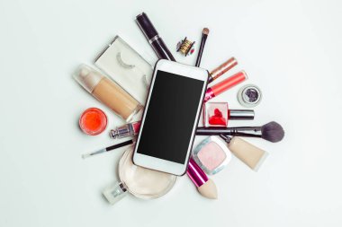 Fırçalar ve beyaz bir arka plan üzerinde izole kozmetik. Üstten Görünüm.