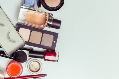 Fırçalar ve beyaz bir arka plan üzerinde izole kozmetik. Üstten Görünüm.
