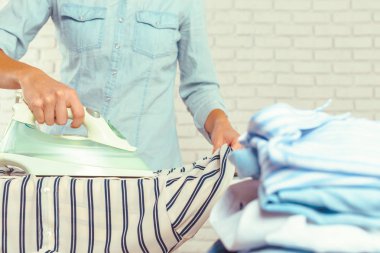 Kadın giysileri Ütü masası üzerinde Ütü Close-up