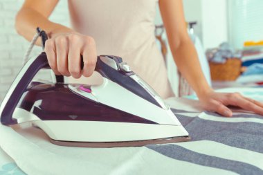 Kadın giysileri Ütü masası üzerinde Ütü Close-up