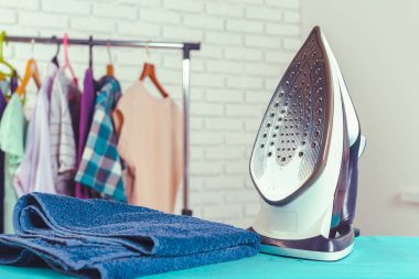 Ütü masası ışık eve iç arka plan üzerinde demir