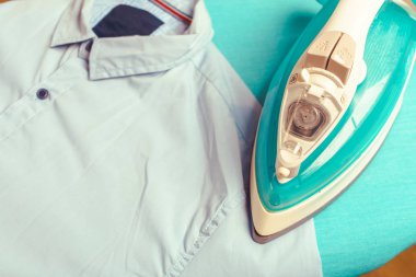 Ütü masası ışık eve iç arka plan üzerinde demir