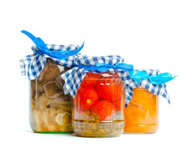 Beyaz arka plan üzerinde izole cam kavanozlarda konserve sebzeler