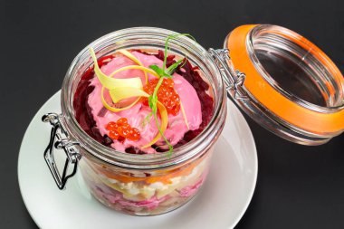 Tuzlanmış ringa balığı salatası geleneksel Rus yeni yıl 