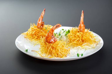 Beyaz tabakta kızarmış karides.