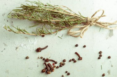 Baharat ve otlar, kapat