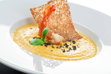 Beyaz tabakta balkabağı çorbası, yakın çekim