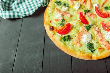 ahşap arka plan üzerinde taze lezzetli pizza