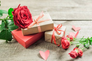 Gül ve ahşap masa, Sevgililer günü arka plan üzerinde bir kalp