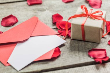 Gül ve ahşap masa, Sevgililer günü arka plan üzerinde bir kalp