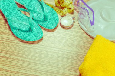 Ahşap arka plan üzerinde yüzme havuzu için aksesuarlar