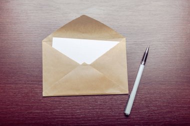 Ahşap arka plan üzerinde boş zarf fotoğrafı