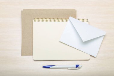 Ahşap arka plan üzerinde boş zarf fotoğrafı