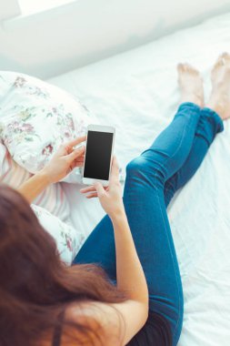 Modern cep telefonu elinde olan kadın 